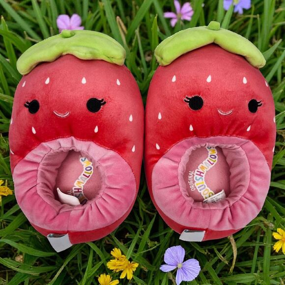 Squishmallow Scarlet The Strawberry Slippers Womens 7-8 Red Green Pink Casual - Picture 2 of 12